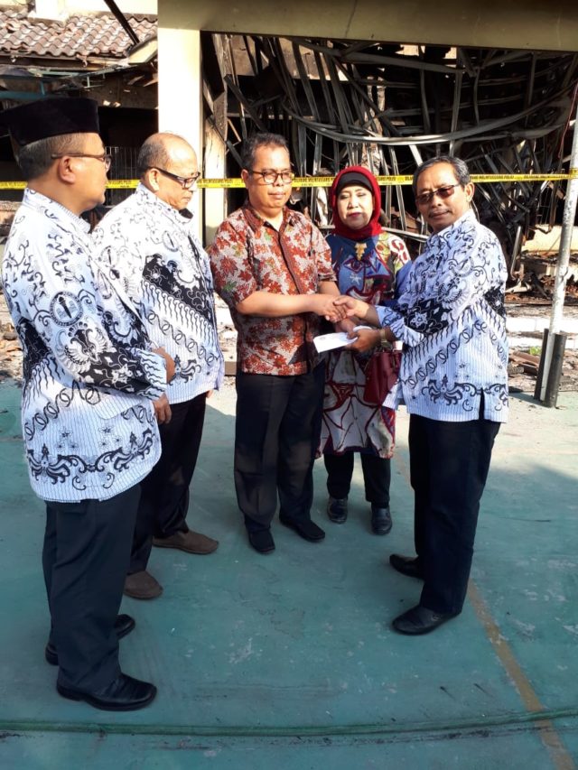 PB PGRI Memberikan Bantuan kepada SMK Yadika